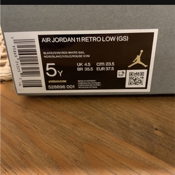 Jordan’s 11 retro low top - Picture 3 of 3